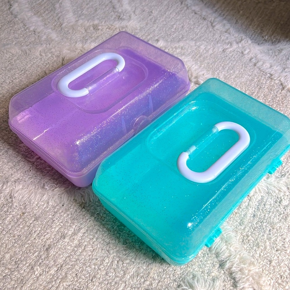NWT ✏️ 2 - TURQUOISE & LILAC PLASTIC ART/CRAFT STORAGE SCHOOL PENCIL BOXES 8x5”